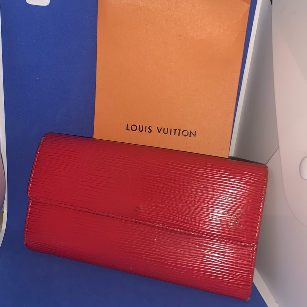 LOUIS VUITTON
Red‎ Epi Leather International Wallet